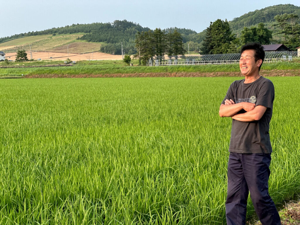 田んぼに佇む井上さん